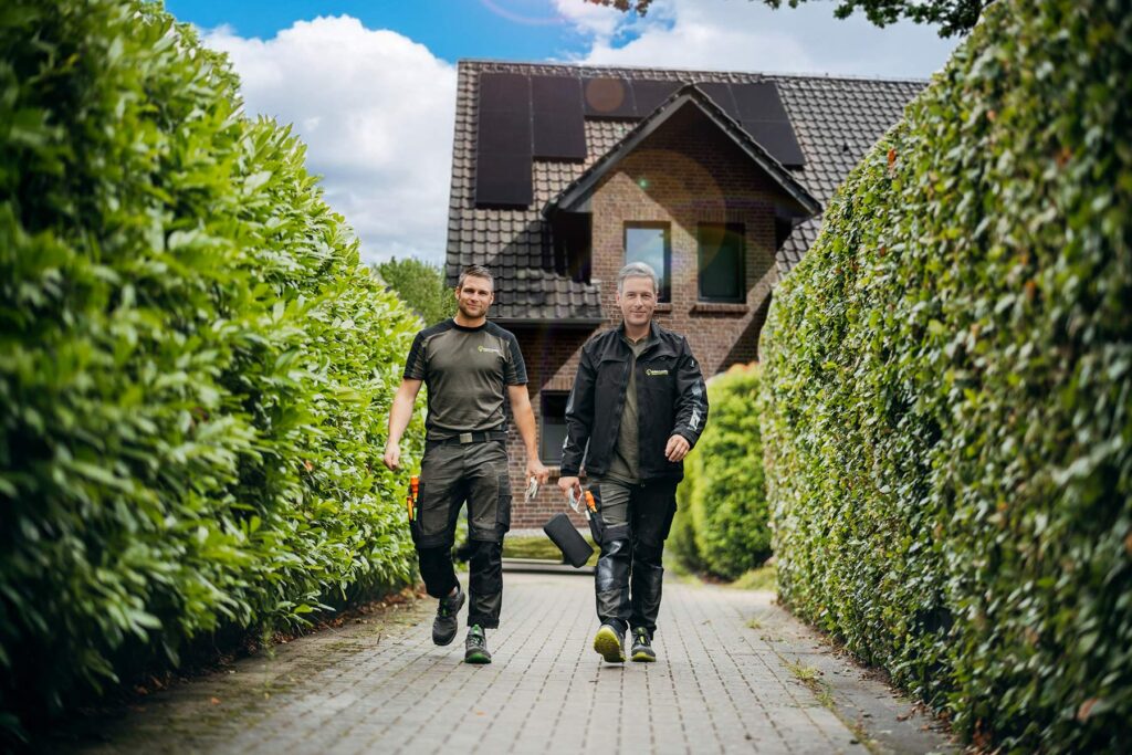 Gruene-Leuchte_Grossanlagen-PV-Photovoltaik-Elektrik-Monteure-Mitarbeiter-Stellenangebot-Elektriker
